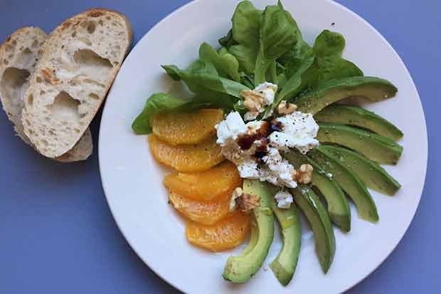 Junger Blattsalat mit Orangenfilets, Ziegenfrischkäse und Avocado