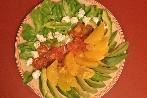 Bunter Salat mit Avocado, Orangenfilets und Tomaten