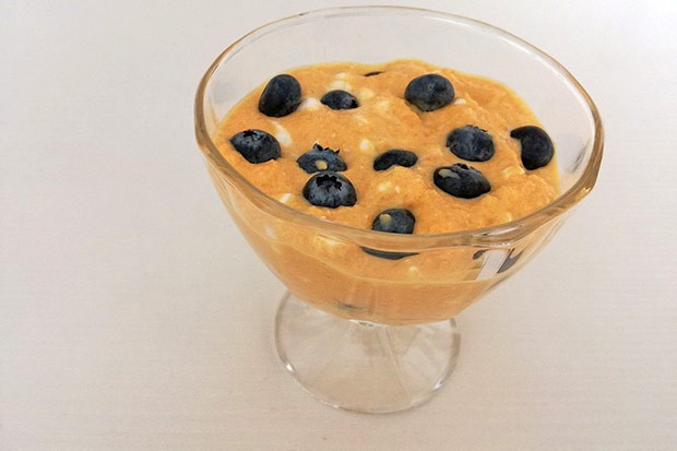 Kürbisdessert mit Schwarzbeeren