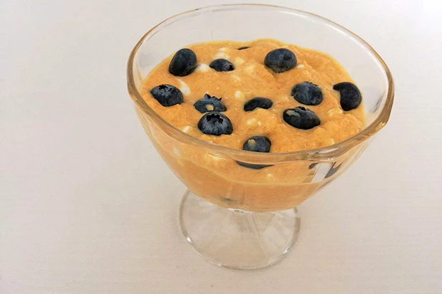 K&uuml;rbisdessert mit Schwarzbeeren