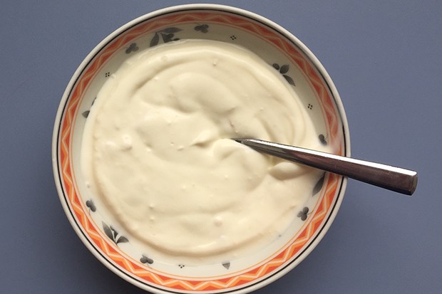 Sauerrahmsauce mit eingelegtem Knoblauch