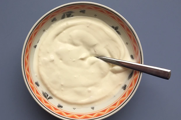 Sauerrahmsauce mit eingelegtem Knoblauch