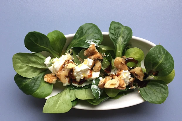 Vogerlsalat mit Ziegenk&auml;se und Waln&uuml;ssen