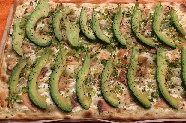 Flammkuchen mit Räucherlachs und Avocado