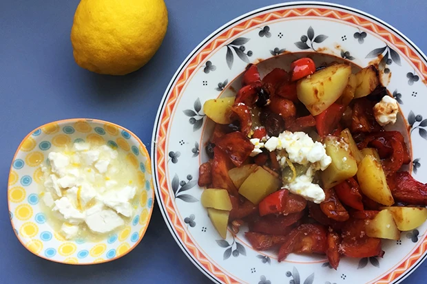 Paprikaratatouille mit Erd&auml;pfeln, Feta und Zitrone
