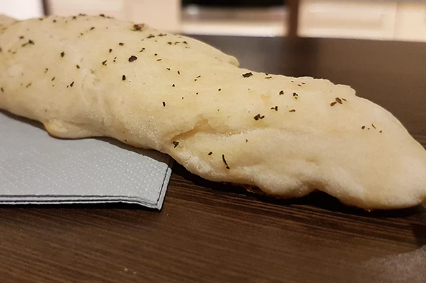 Knoblauchstangerl mit Kr&auml;uter
