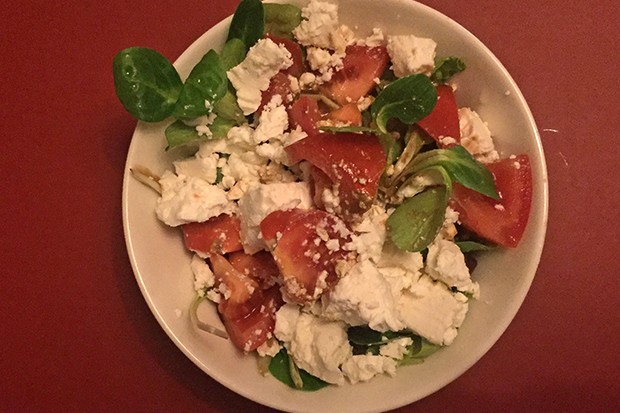 Vogerlsalat mit Tomaten, Feta und Oliven