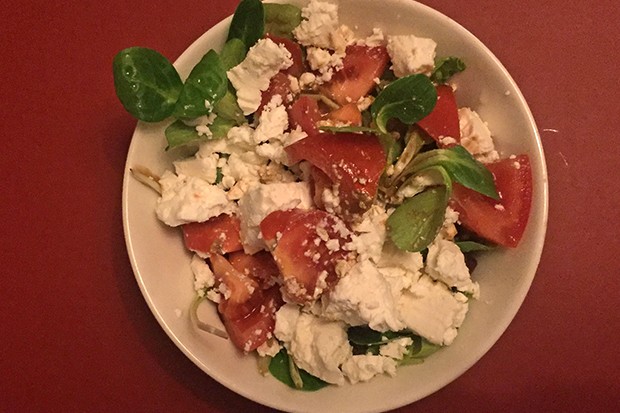 Vogerlsalat mit Tomaten, Feta und Oliven - Rezept