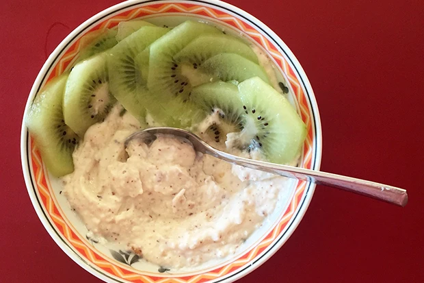 Haselnuss-Topfencreme mit Kokos und Kiwi