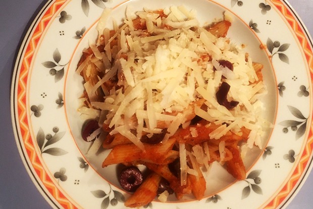 Penne in Tomaten-Oliven-Sugo