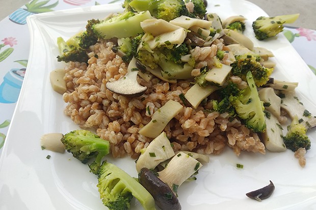 Dinkelreis mit Kräuterseitlingen und Brokkoli