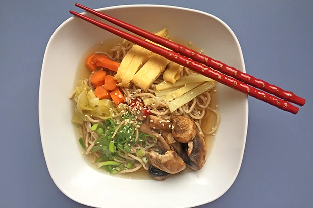 Chinesischer Nudeltopf mit Omelette