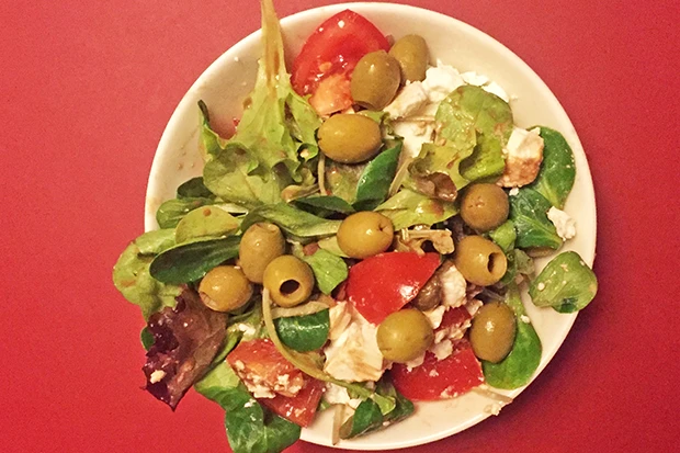 Blattsalat auf griechische Art mit warmem Feta