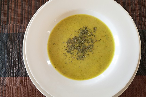 Gemüsesuppe mit Kurkuma und Liebstöckl