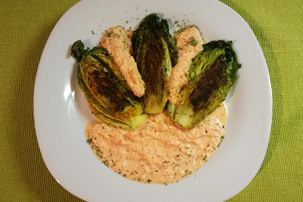 Gebratene Salatherzen mit Rettichsauce