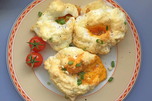 Eier in Schneeschaum mit Scamorza