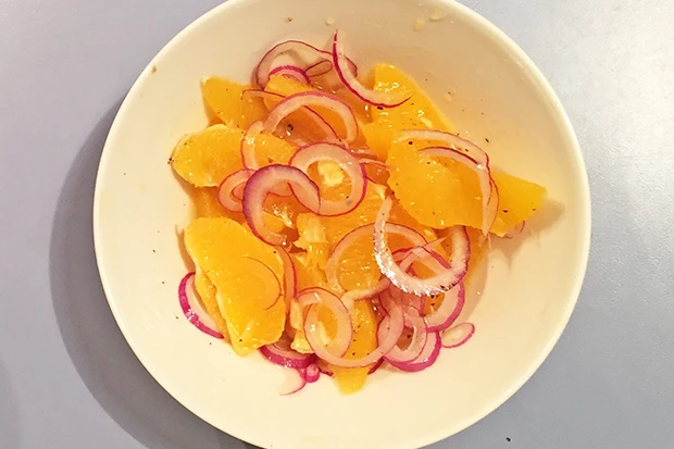 S&uuml;ditalienischer Orangensalat mit rotem Zwiebel