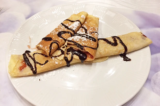 Palatschinken mit Ribiselmarmelade und Schokosauce