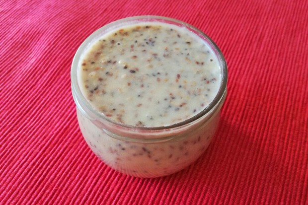 Weißer Schokoladenaufstrich mit Chiasamen