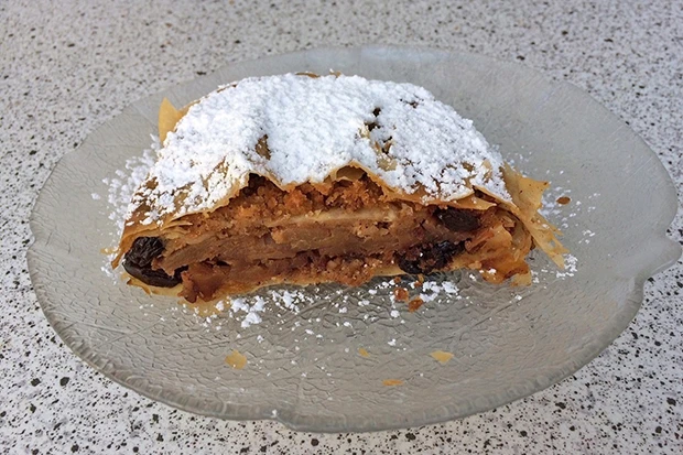 Apfelstrudel mit Nussbrösel