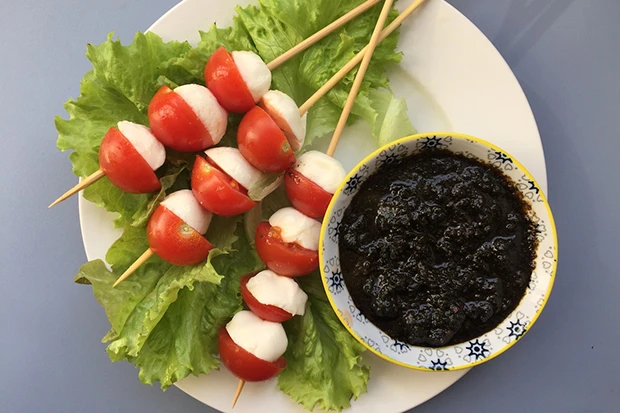 Mozzarella-Tomaten-Spie&szlig;e mit Pesto-Balsamico-Dip