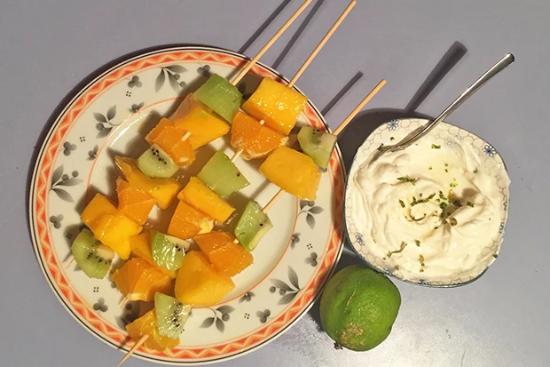 Exotische Obstspie&szlig;e mit Limettenjoghurt