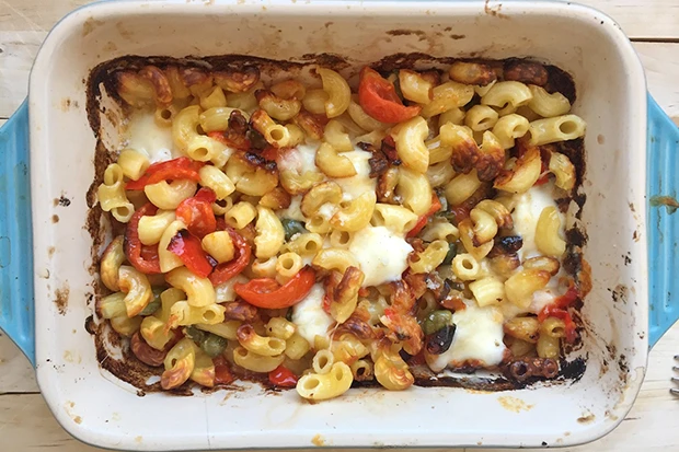 Makkaroniauflauf mit Käse und Paprika