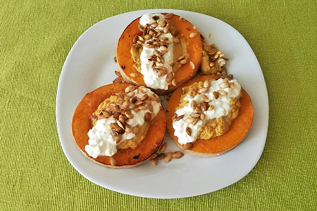 Butternuss-Kürbisscheiben mit Frischkäsesauce