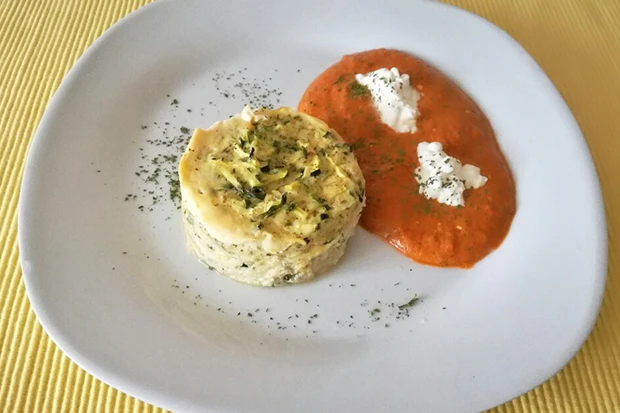 Zucchini-Souffle mit pikanter Sauce