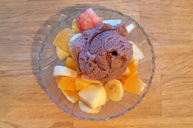 Winterlicher Obstsalat mit Schokoladeneis