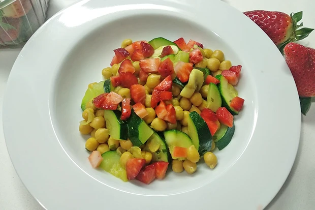 Zucchini-Kichererbsenragout mit Erdbeeren