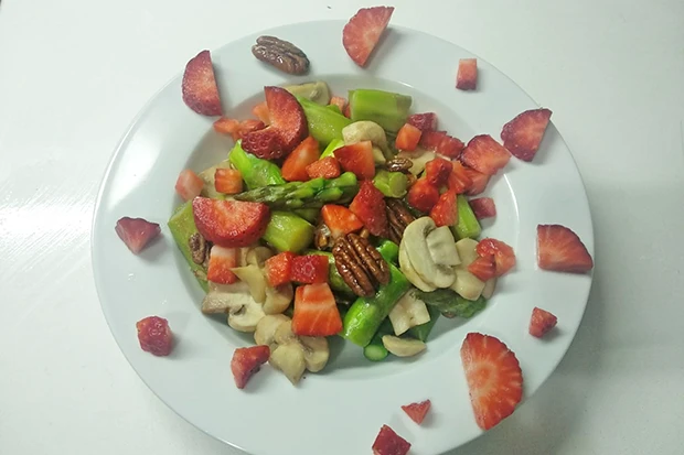 Erdbeer-Spargelsalat mit Pilzen und Pekann&uuml;ssen
