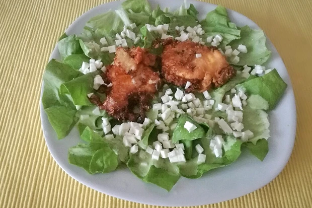 Knupusprig gebackenes Ei auf Blattsalat