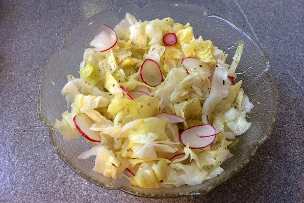 Eisbergsalat mit Radieschen