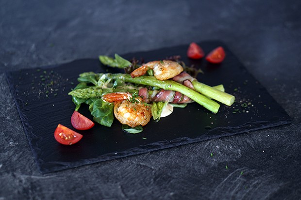 Frittierte Garnelen auf grünem Spargel