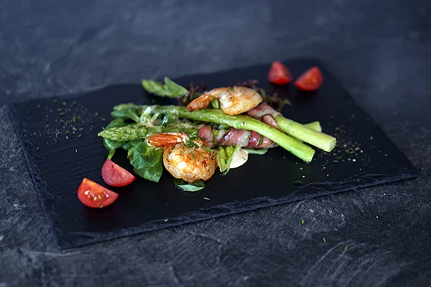 Frittierte Garnelen auf gr&uuml;nem Spargel