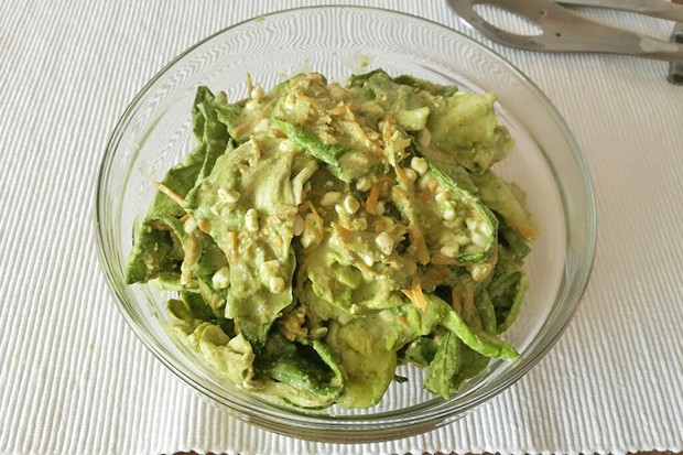 Grüner Salat mit Kürbis und Frischkäse