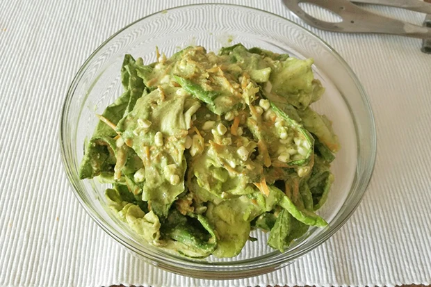 Grüner Salat mit Kürbis und Frischkäse