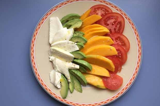 Regenbogensalat mit Tomate, Mango, Avocado, Mozzarella