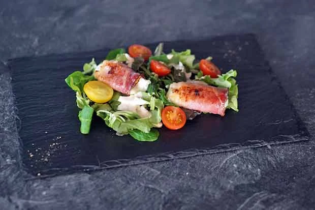 Blattsalat mit Mozzarella-Rohschinkenr&ouml;llchen