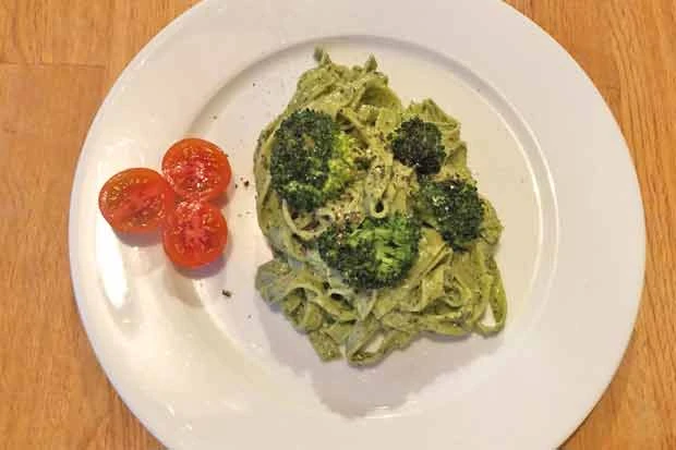 Gr&uuml;ne Linguine mit Spinatsugo