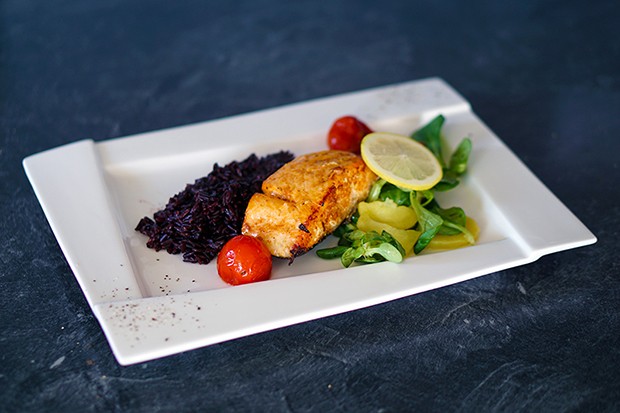 Gegrillte Lachsfilets mit lila Reis