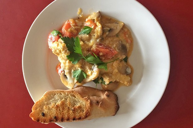 Rustikale Eierspeise mit Champignons