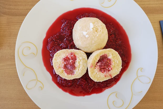 Himbeer Topfenkn&ouml;del in Himbeerso&szlig;e