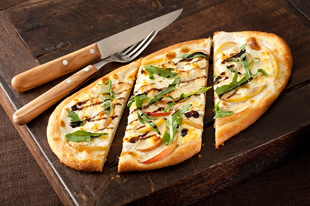 Flammkuchen mit Apfel, Ziegenk&auml;se und Balsamico