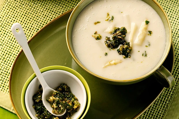 Spargelcremesuppe mit Petersilien-Pesto