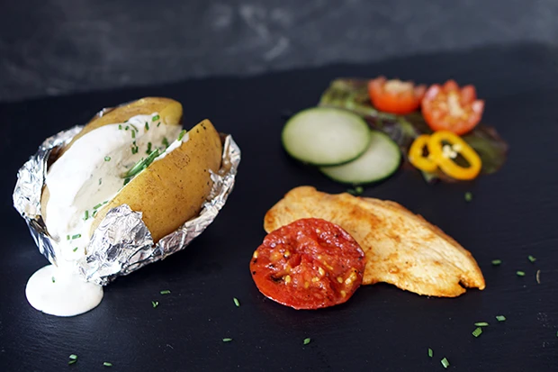 Ofenkartoffel mit gegrilltem H&uuml;hnerfilet