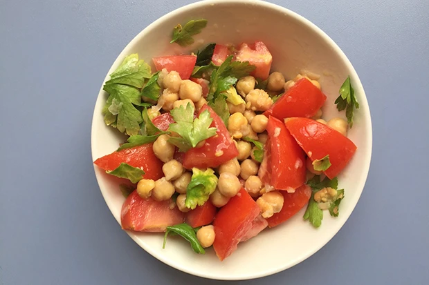 Warmer Kichererbsensalat mit Tomaten und Petersilie