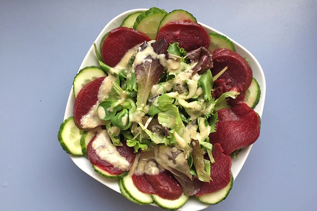 Blattsalat mit Roten R&uuml;ben, Gurken und Krendressing