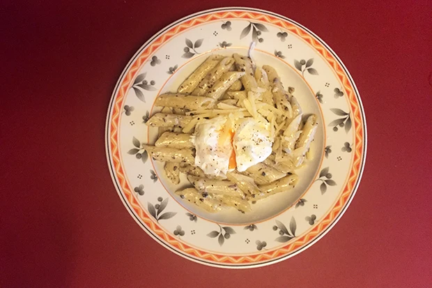 Penne in Tr&uuml;ffel-Rahmsauce mit pochiertem Ei